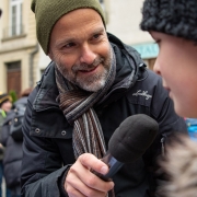florian_karrer_interviewt_kind_kinderrechtsfest_bern_stiftung_kinderdorf_pestalozzi