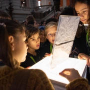 kinder_an_ausstellung_im_bundeshaus_kinderrechtsfest_bern_stiftung_kinderdorf_pestalozzi