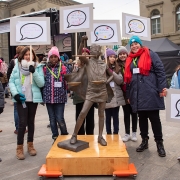 schuelerinnen_mit_justitia_kinderrechtsfest_bern_stiftung_kinderdorf_pestalozzi