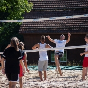 sommerfest_210_jugendliche_beim_volleyball_spielen_-_stifung_kinderdorf_pestalozzi