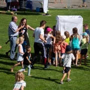 sommerfest_214_kinder_vor_der_enthuellung_der_justitia_-_stifung_kinderdorf_pestalozzi