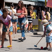 sommerfest_87_kinder_spielen_vor_schulhaus_-_stifung_kinderdorf_pestalozzi